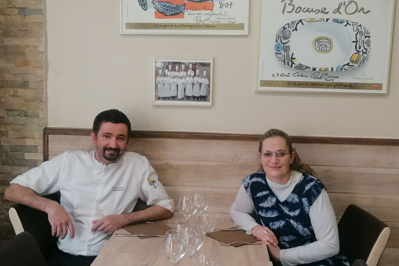 Cédric et Amandine Boyer assis dans la salle du restaurant